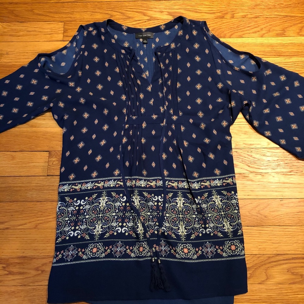 The limited cold shoulder printed top